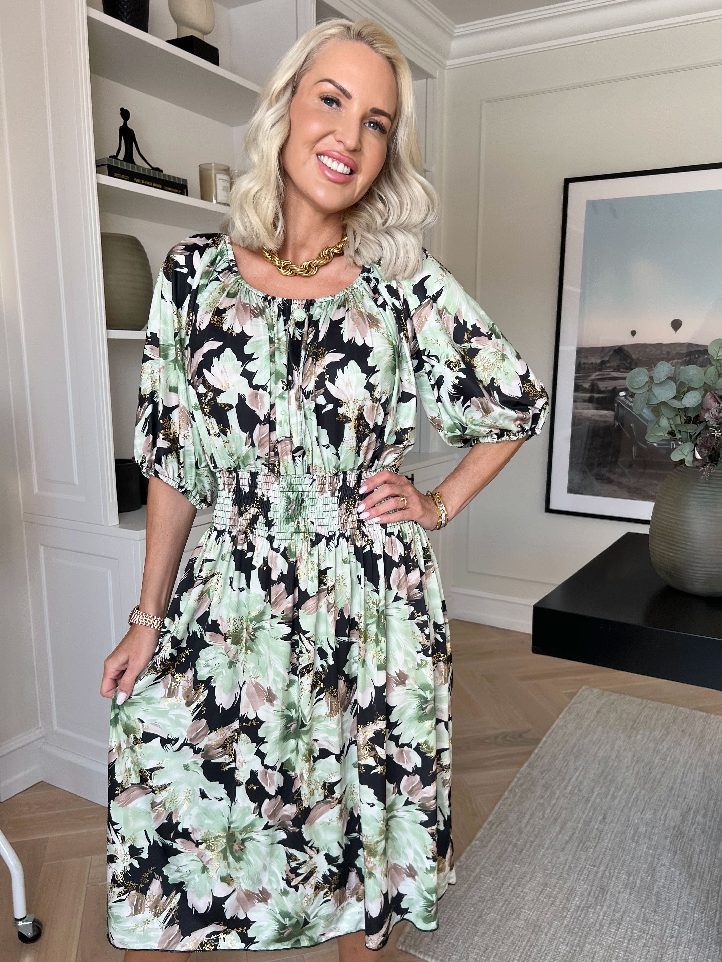 Cora Flower Midi - Elastisk blomstret kjole med guld print